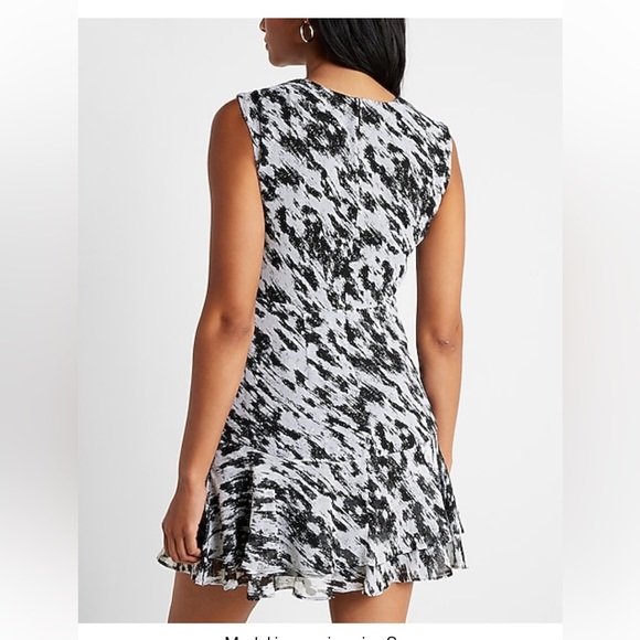 🔻👇price drop👇🔻Express size S Metallic Printed Pleated Shoulder Ruffle Dress - Picture 3 of 16